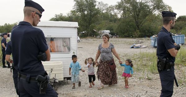 Foto: La policía francesa desaloja un campamento ilegal de la minoría roma en Saint-Priest, cerca de Lyon, en agosto de 2012. (Reuters)