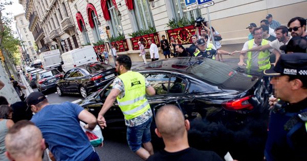 Foto: Taxistas increpan a un coche frante al hotel Palace durante la manifestación por las calles de Barcelona con motivo de la huelga. (EFE)