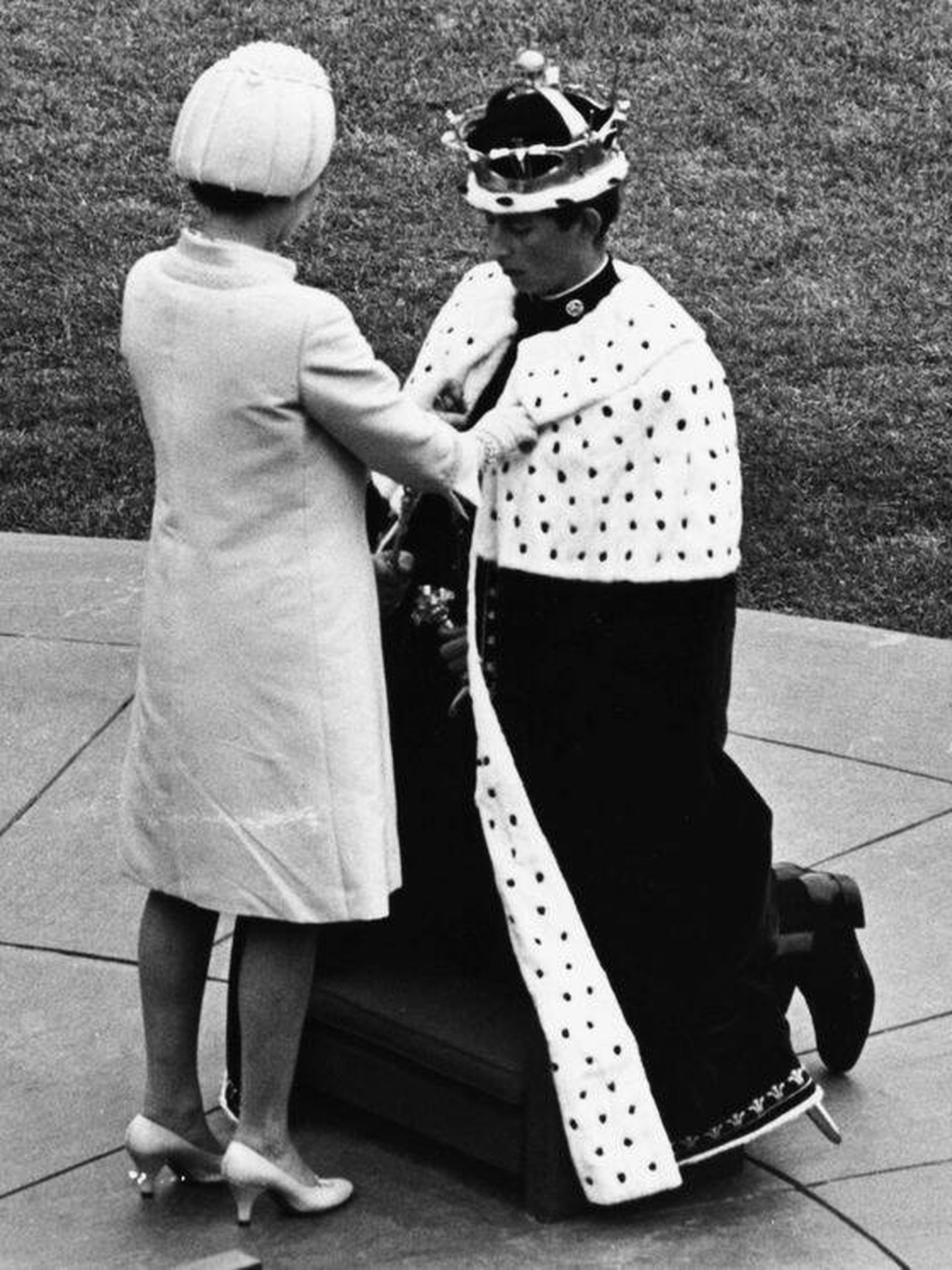 Isabel II, junto al príncipe Carlos el día de su coronación como príncipe Gales en 1969. (Getty)