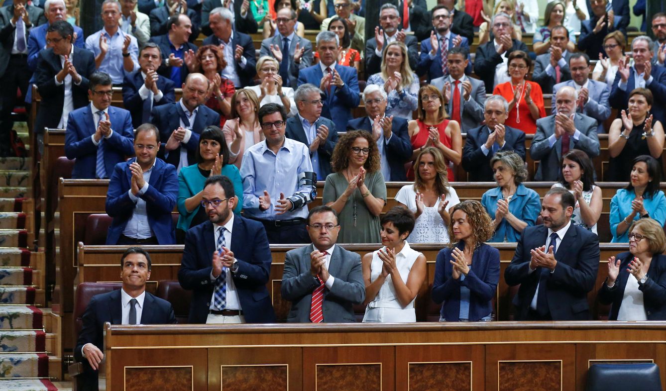Pedro Sánchez, aplaudido por la bancada socialista al término de su intervención durante el debate de investidura, este 31 de agosto. (Reuters)