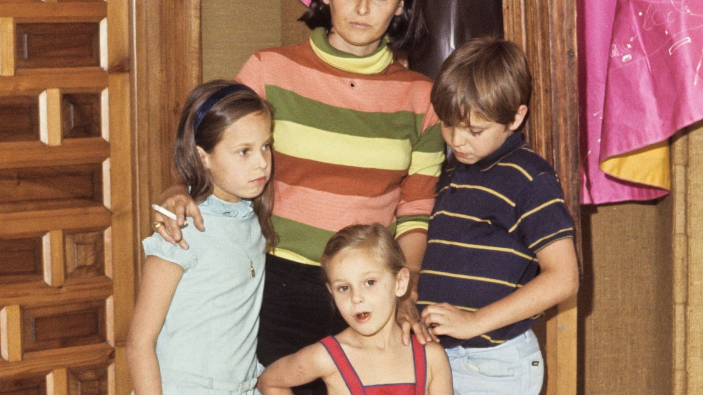 Lucía Bosé junto a sus tres hijos, Miguel, Lucía y Paola. (Cordon Press)
