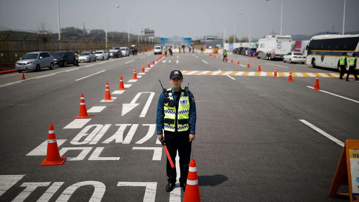 Un policía en un control en el Gran Puente de Unificación, que conduce al lugar donde se celebrará la cumbre, el 26 de abril de 2018. (Reuters)