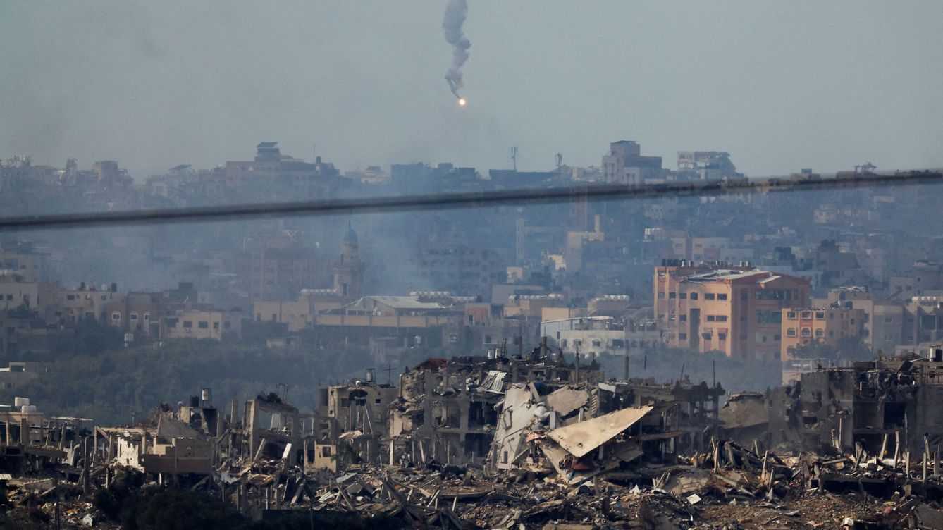 Foto: Las ruinas en Gaza con un misil que está cayendo. (Reuters/Alexander Ermochenko)
