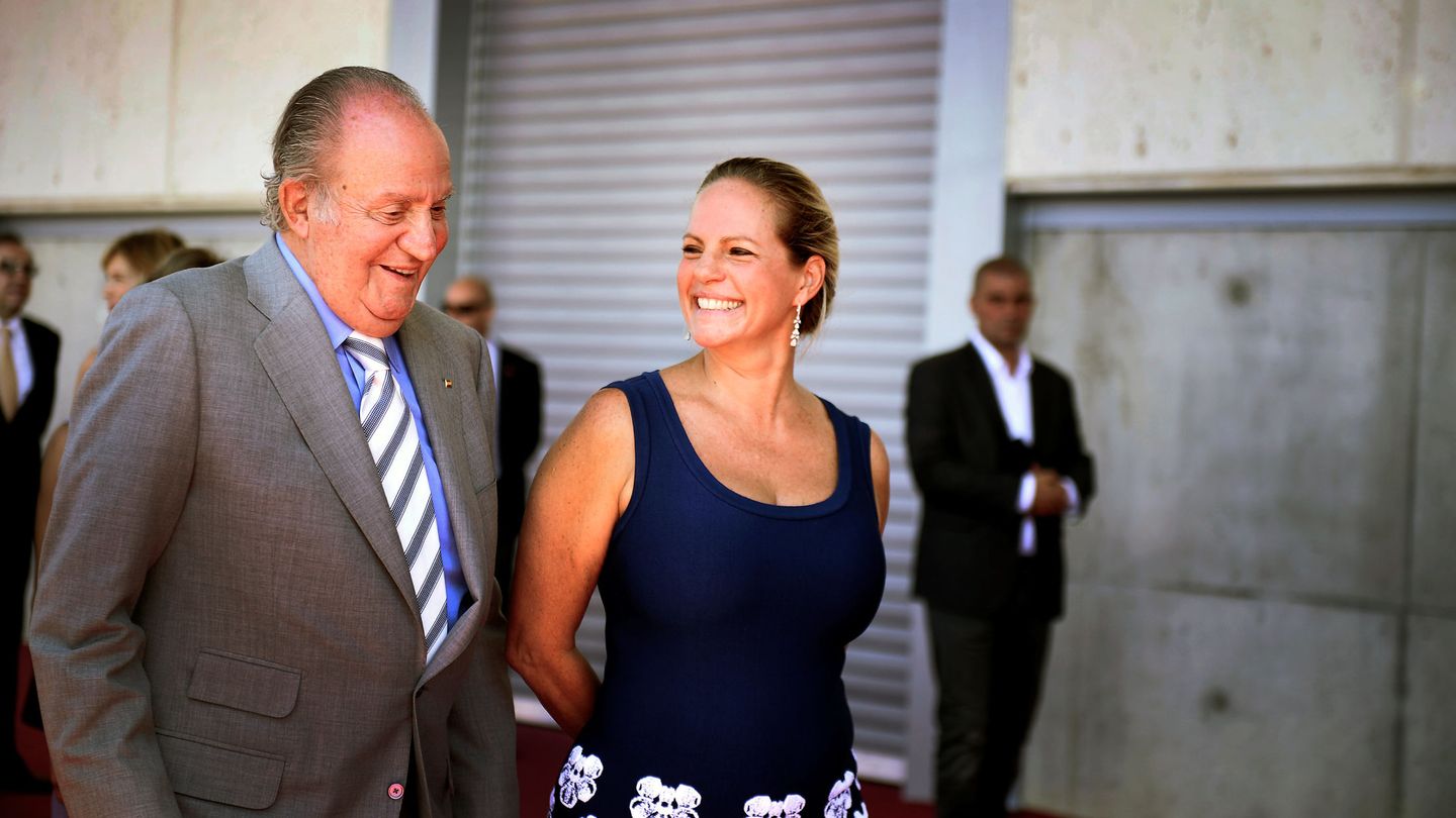 El rey Juan Carlos I, con Ariane de Rothschild en La Rioja. (Reuters)