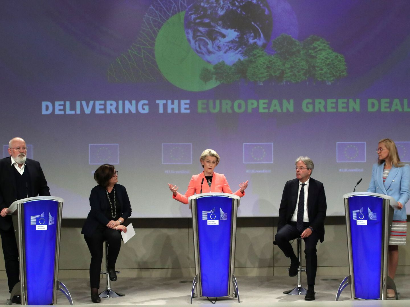 La presidenta de la Comisión Europea, Ursula von der Leyen, con el vicepresidente, Frans Timmermans, y la comisaria de Energía, Kadri Simson. (Reuters)