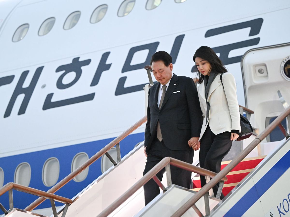 Foto: Kim Keon-hee y su esposo, Yoon Suk-yeol, a su llegada a los Países Bajos. (EFE/Casa del Presidente) 