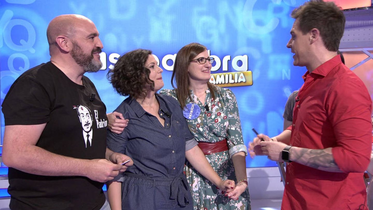 Óscar Díaz, junto a su mujer y su hermana, en 'Pasapalabra en familia'. (Mediaset)