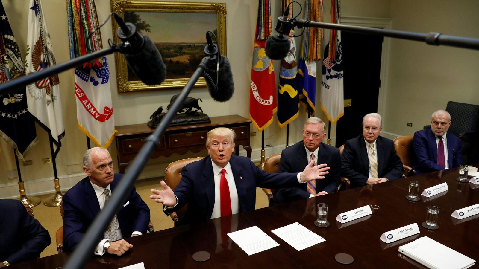 Foto: Donald Trump durante su encuentro con líderes de empresas aseguradoras en la Casa Blanca, el 27 de febrero de 2017 (Reuters)