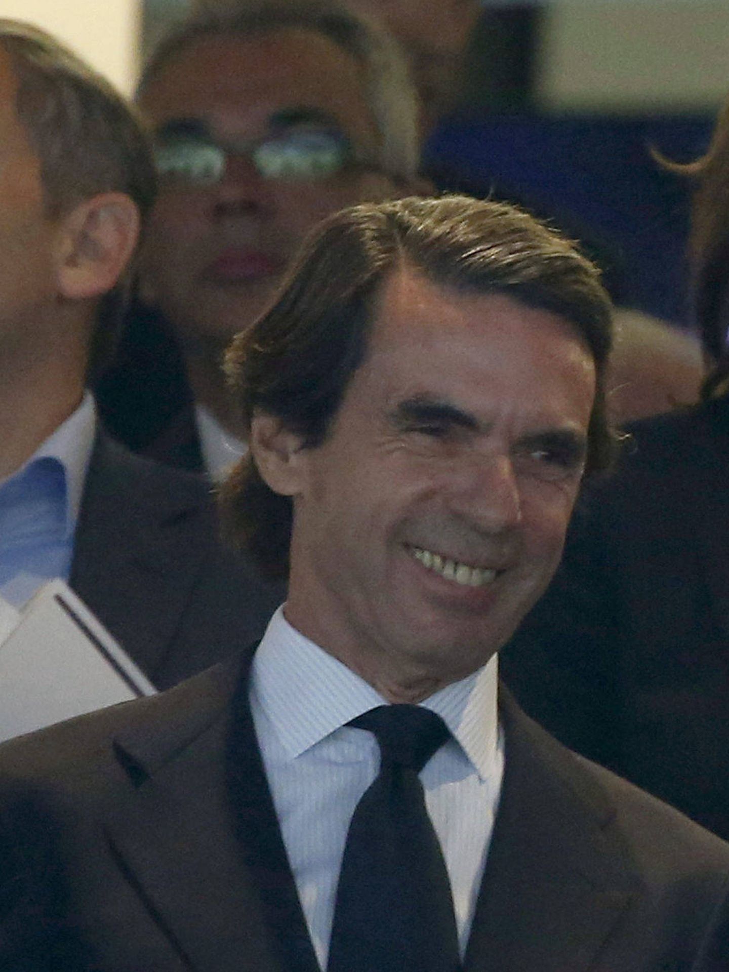 El expresidente del gobierno José Maria Aznar (i) y el presidente del Real Madrid, Florentino Pérez, durante el pasado 'Clásico' en el estadio Santiago Bernabéu, en Madrid. (EFE)