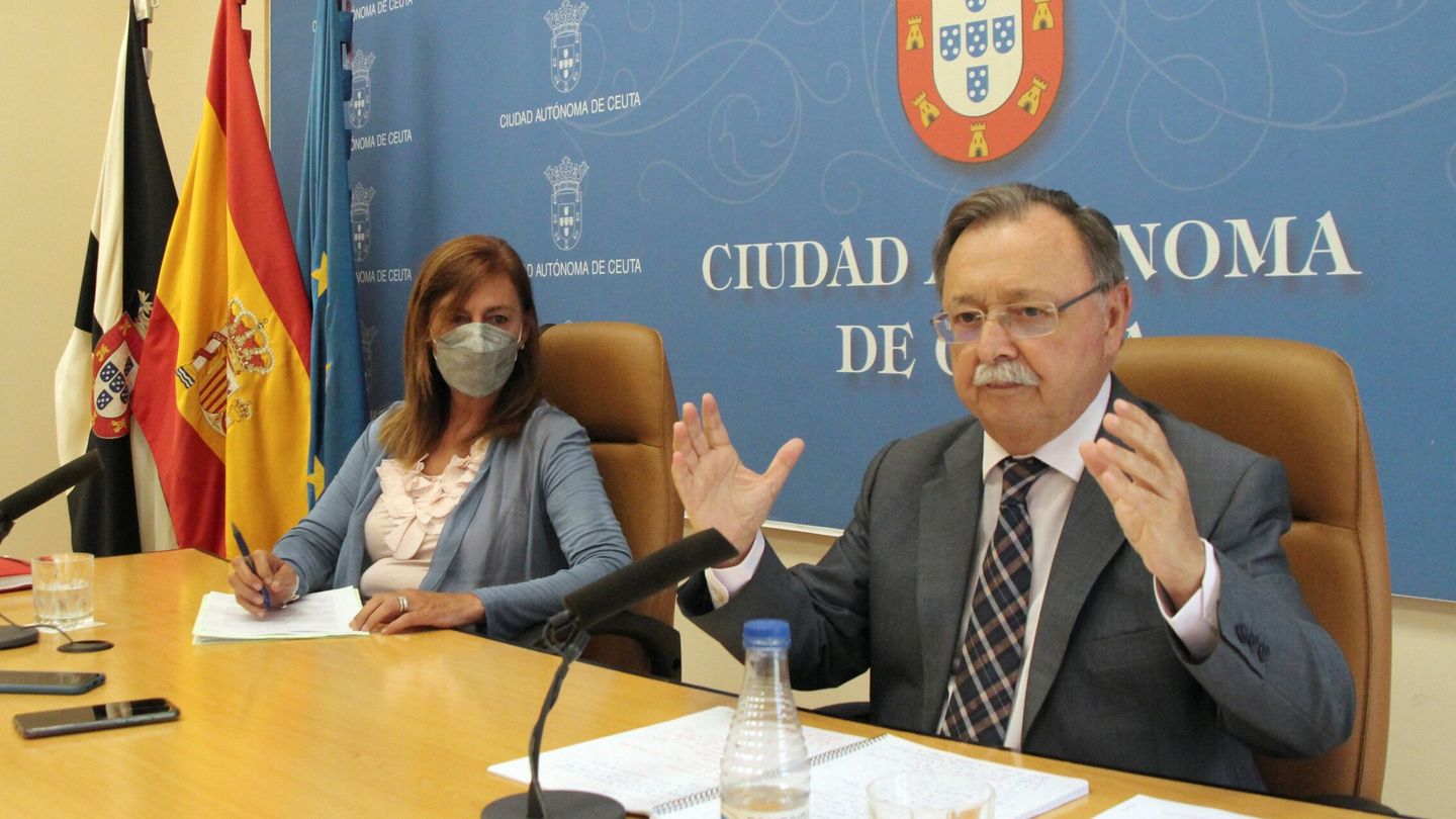 El presidente de Ceuta, Juan Jesús Vivas, y la consejera de Presidencia, Mabel Deu. (EFE)