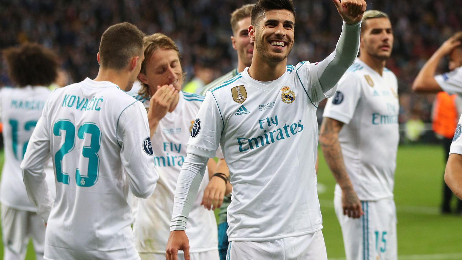 Foto: Marco Asensio, sonriente, celebra un gol con el Real Madrid en un partido de la Champions. (Reuters)