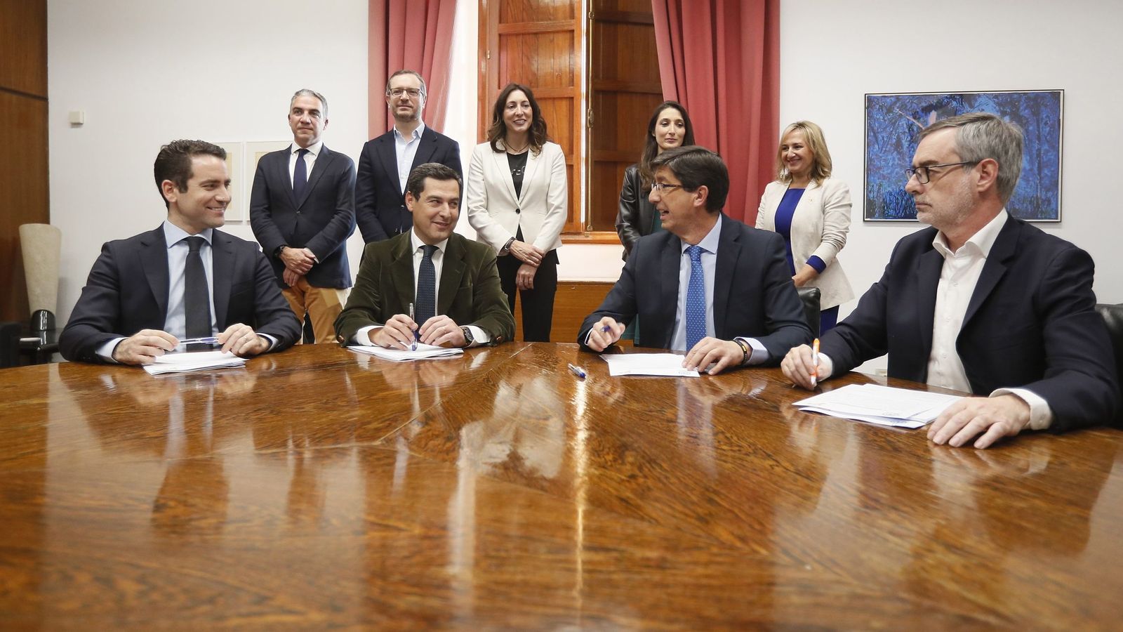 Foto: El presidente andaluz del Partido Popular, Juanma Moreno (2i), y el de Ciudadanos, Juan Marín (2d). (EFE)