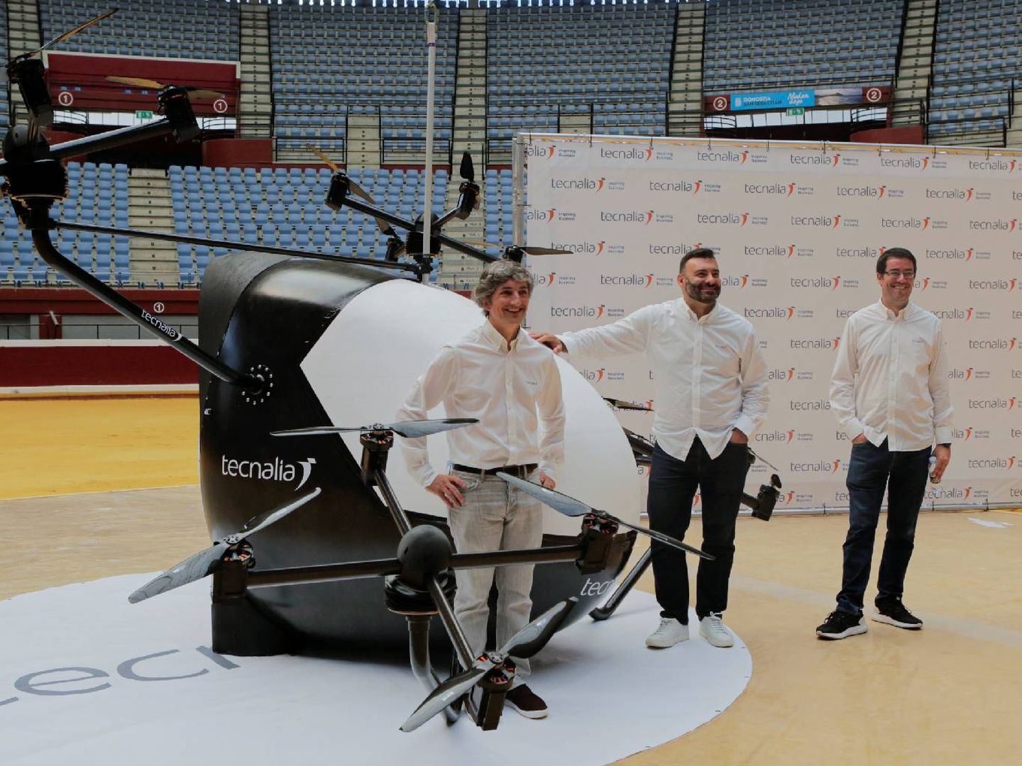 De izquierda a derecha, Iñaki Iglesias, Agustín Sáenz y Joseba Lasa, con el prototipo de aerotaxi de Tecnalia. (EC)