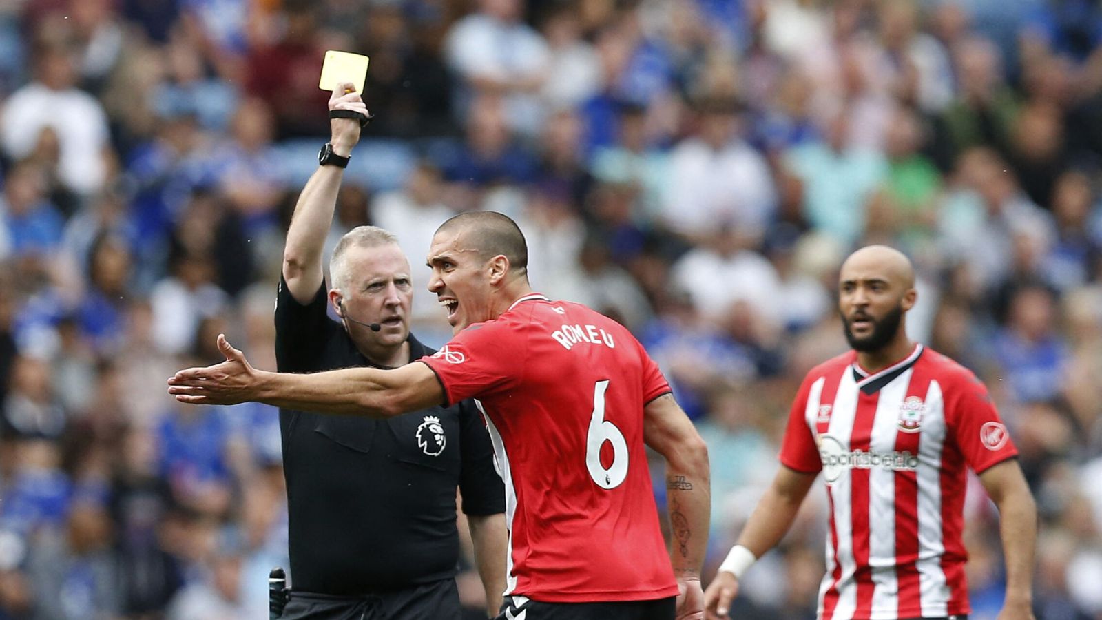 Romeu protesta a un árbitro en su etapa en el Southampton. (Reuters/Peter Powell)
