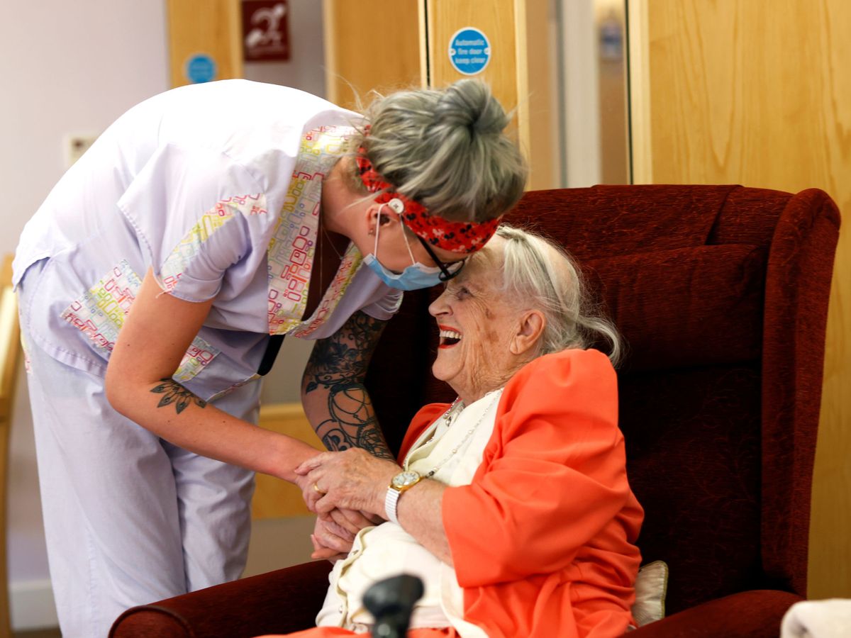 Foto: Una trabajadora sanitaria en una residencia de ancianos en Reino Unido. (Reuters)