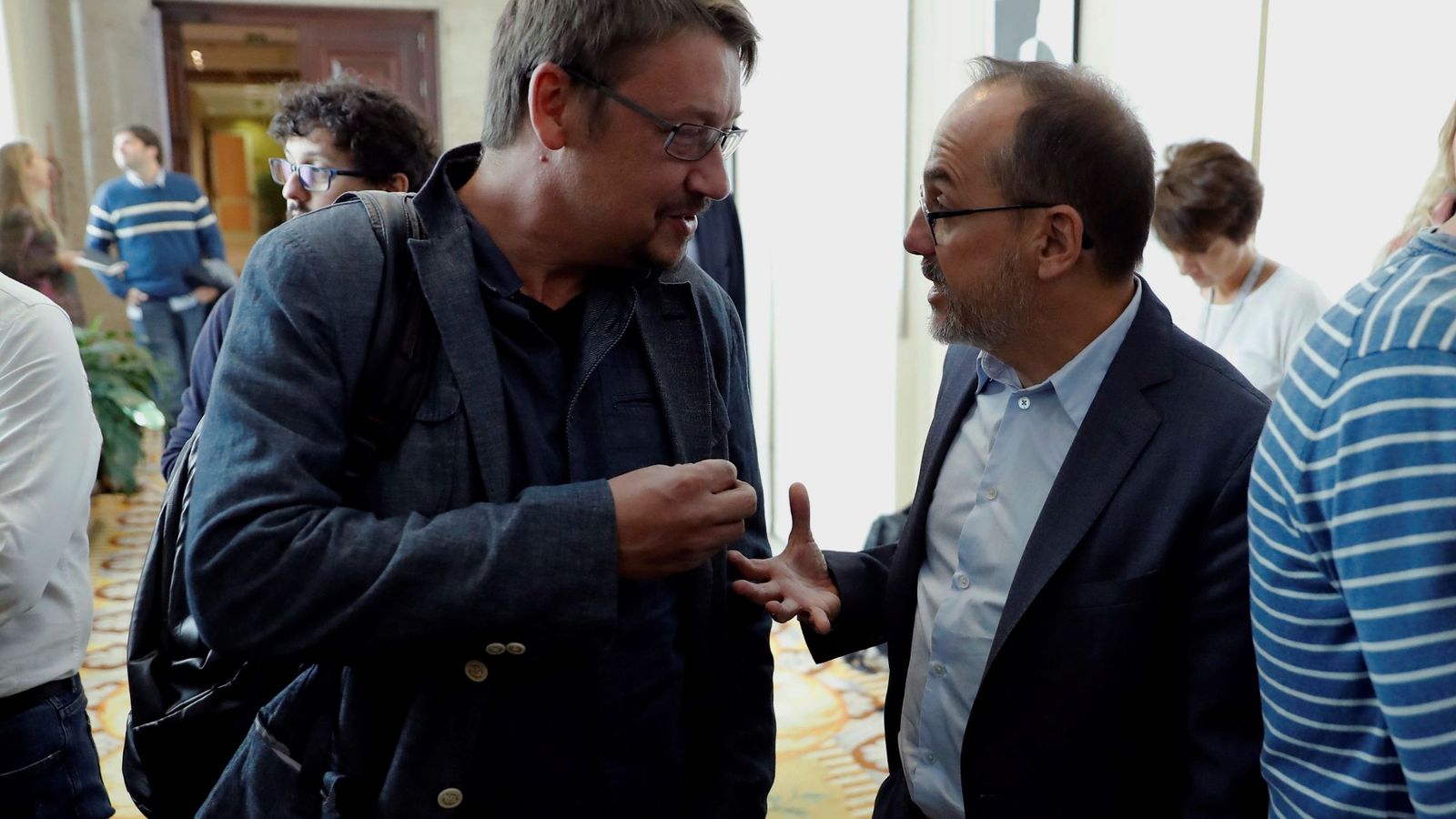 Foto: El portavoz del PDeCAT en el Congreso, Carles Campuzano (d), conversa con el portavoz de En Comù Podem, Xavier Domènech. (EFE)