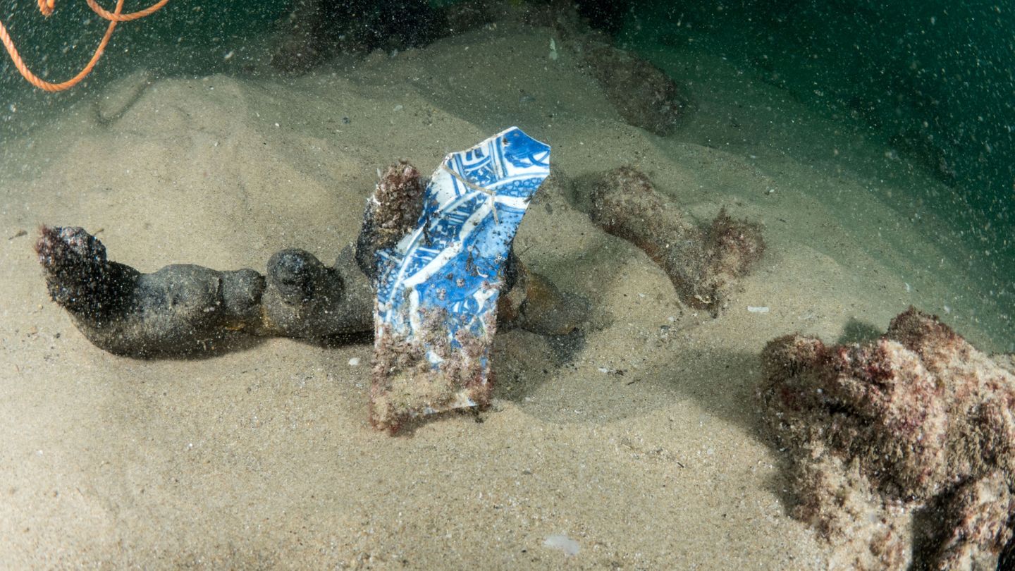 Restos de porcelana de origen chino encontrados en el barco hundido. (Reuters)