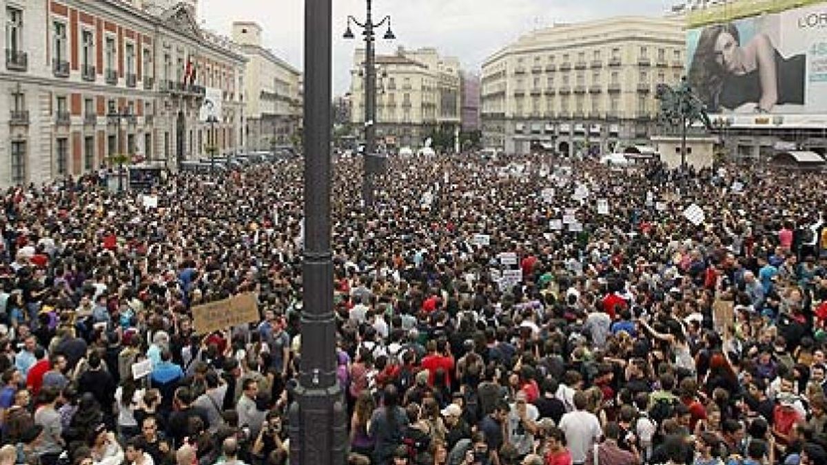 Miles de manifestantes llenan la Puerta del Sol para mostrar su repulsa hacia PSOE y PP