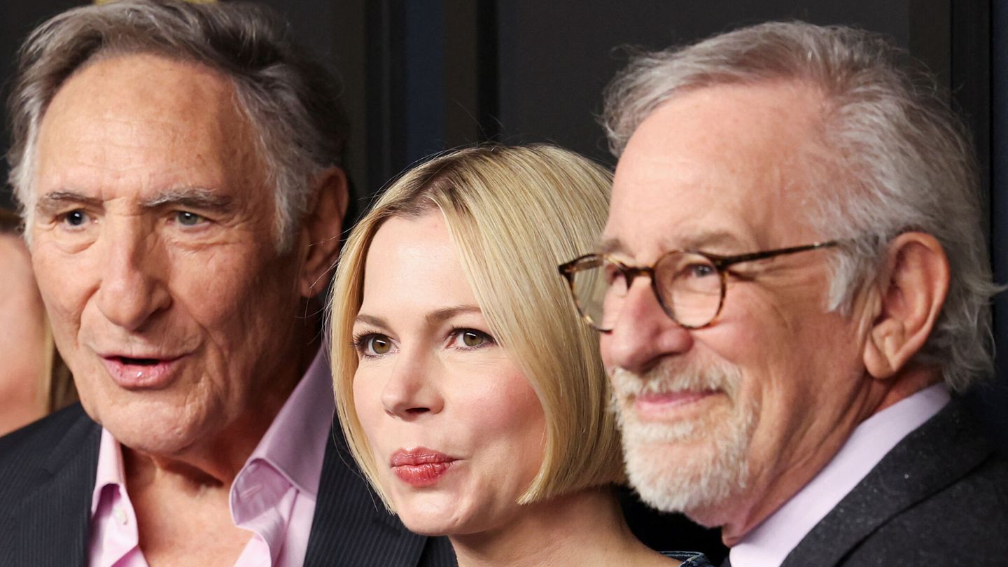 Steven Spielberg, Michelle Williams y Judd Hirsch, en el tradicional almuerzo de nominados de los Oscar. (Reuters/Mario Anzuoni)