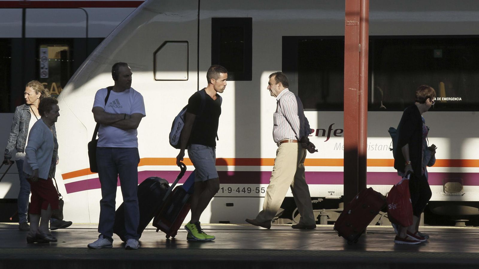 Foto: Varios pasajeros en la estación de Chamartín. (Efe)