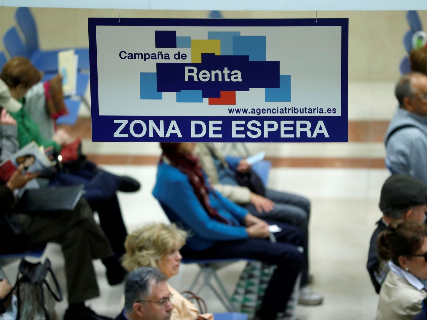 Ciudadanos esperan para ser atendidos en la delegación de Hacienda de Madrid. (EFE)
