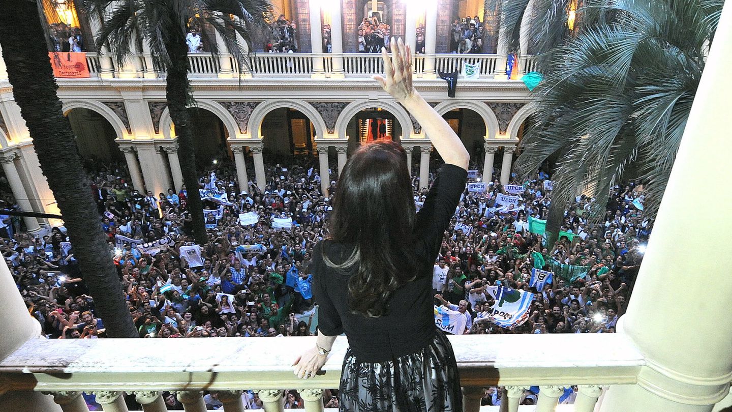 Cristina Kirchner saluda a simpatizantes en una imagen de archivo (Efe).