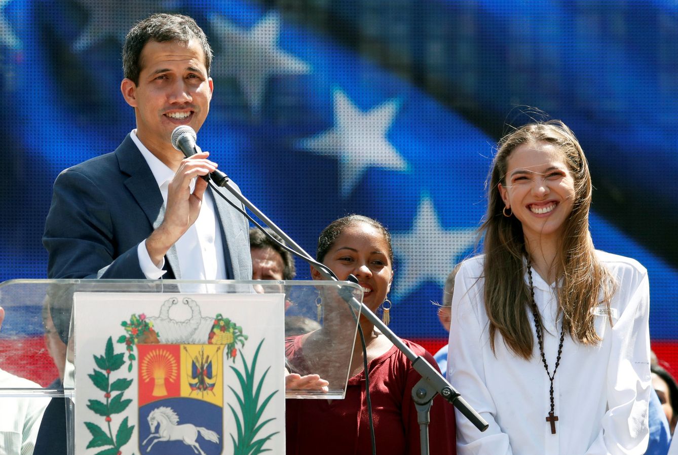Juan Guaidó y su esposa Fabiana Rosales hablan frente a la multitud. (Reuters)