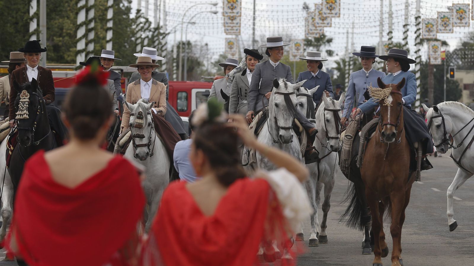 Foto: Un grupo de jóvenes a caballo pasea por el Real de la Feria de Abril de Sevilla. (EFE)