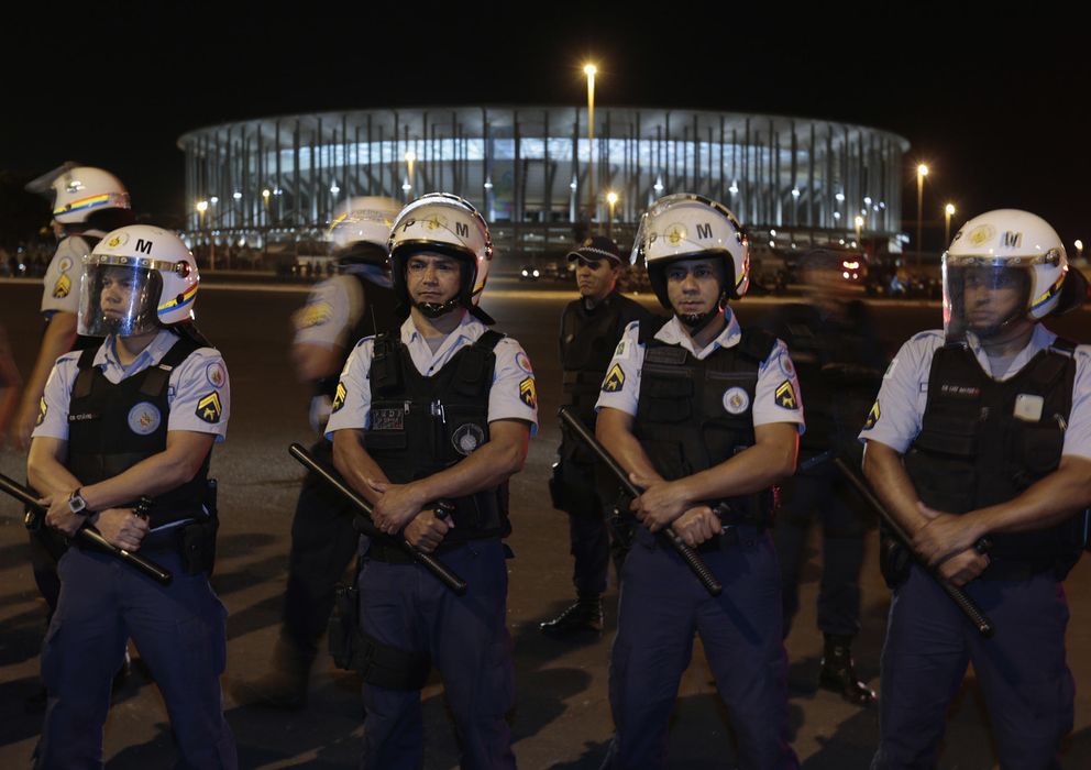 Foto: La policía militar ante el estadio de Brasilia (Reuters).