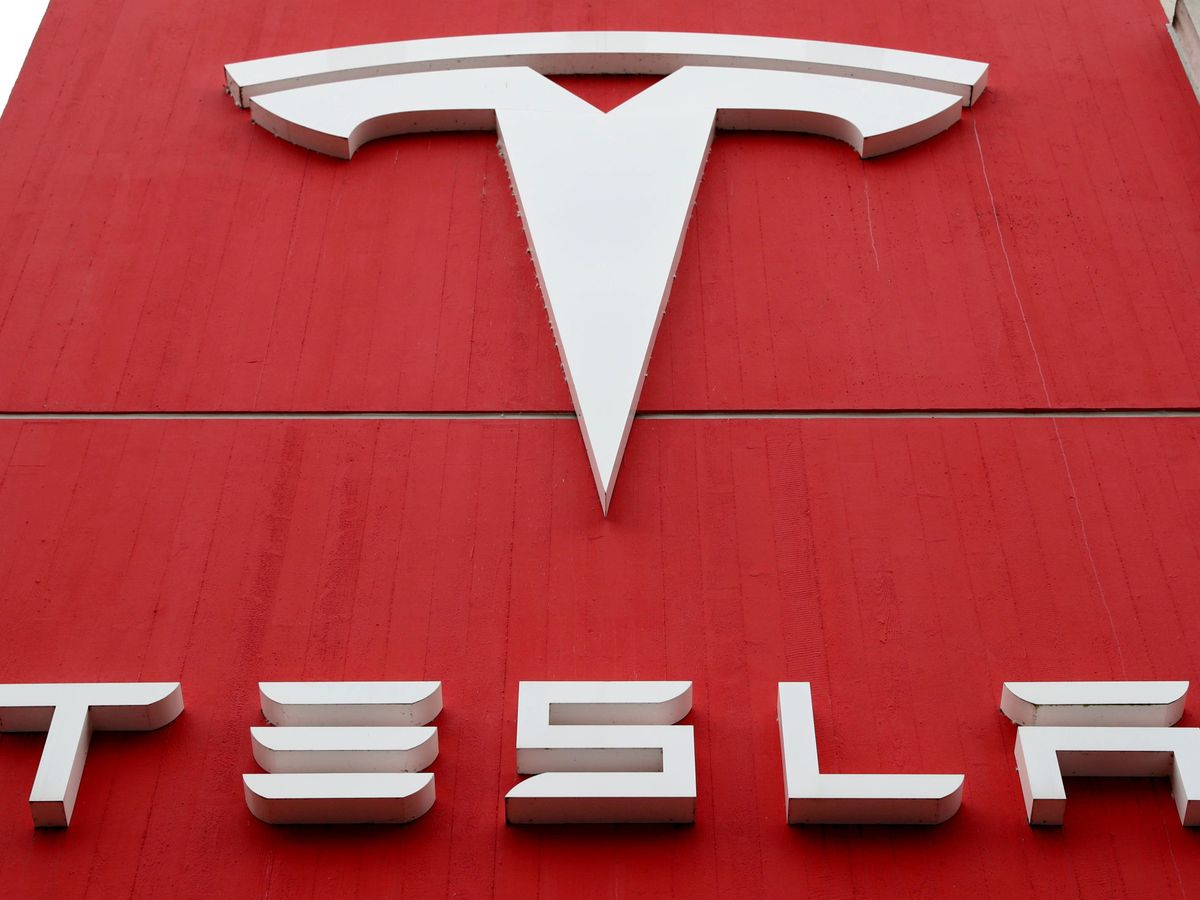 Foto: Logo de la empresa Tesla. (Reuters) 