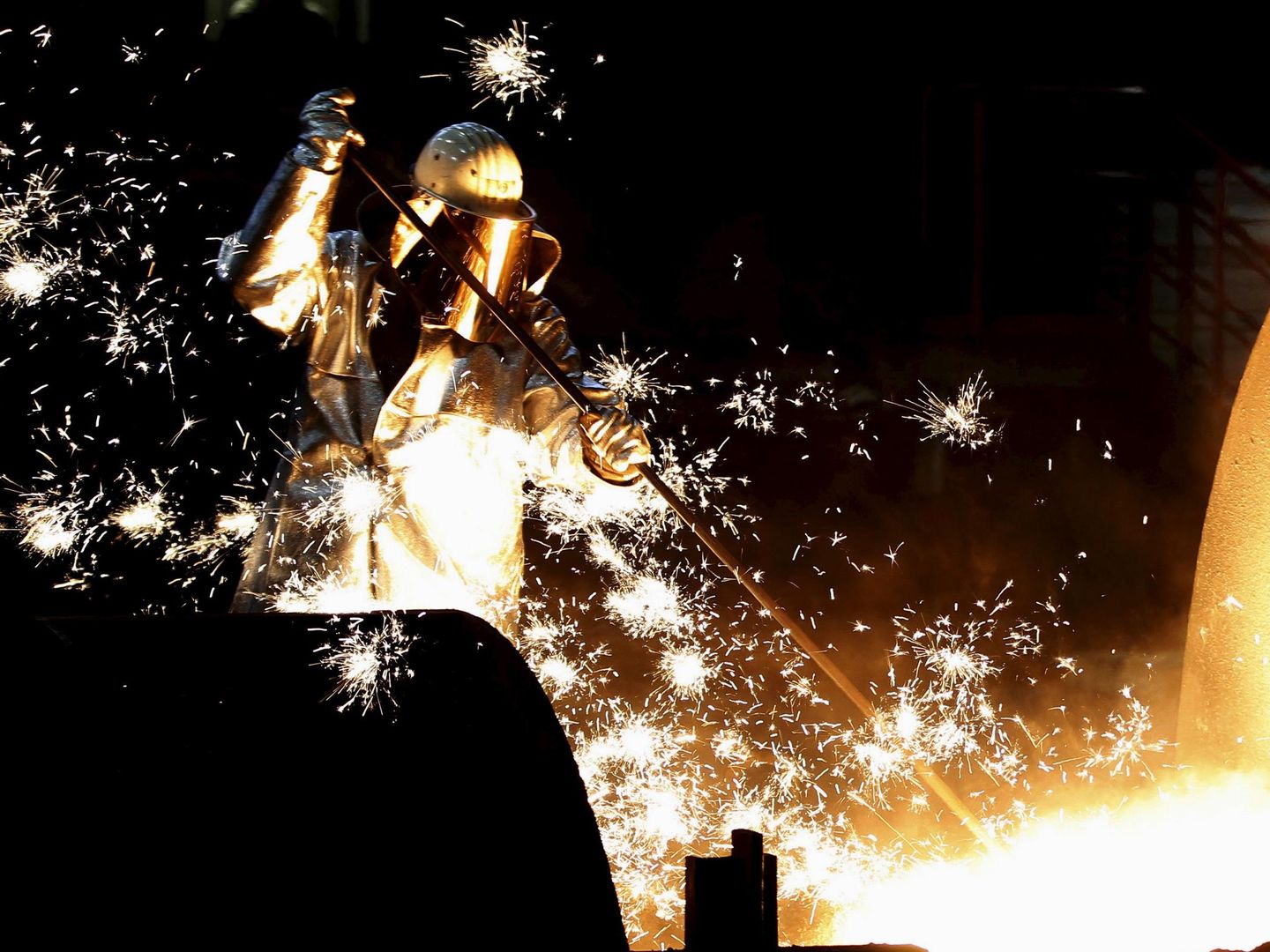 Un trabajador de la industria metalúrgica. (Reuters)