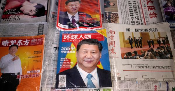 Foto: Revistas chinas muestran el rostro del presidente Xi Jinping en un kiosco de Shanghai, el 27 de octubre de 2017. (Reuters)