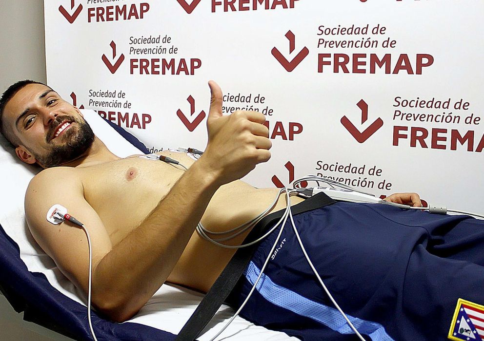 Foto: Miguel Ángel Moyá, pasando el reconocimiento médico con el Atlético de Madrid.