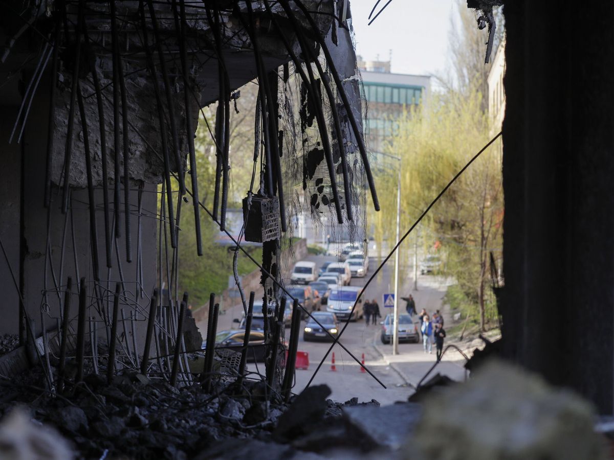 Foto: Un edificio dañado tras el ataque con misiles sobre Kiev de este jueves. (EFE/Sergey Dolzhenko)