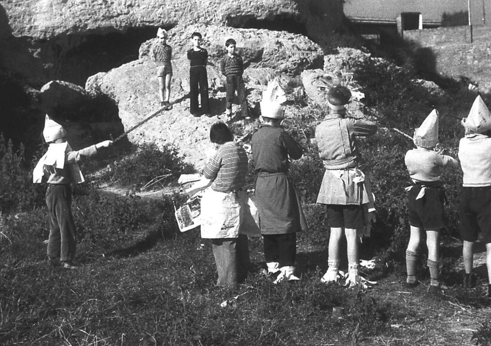 Foto: Niños jugando a fusilar a otros, en 1936. De Agustí Centelles. (Archivo de MECD)