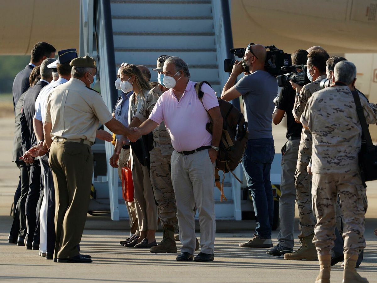 Foto: El embajador español en Afganistán, Gabriel Ferrán (c), saluda a su llegada a la base militar de Torrejón de Ardoz. (EFE) 