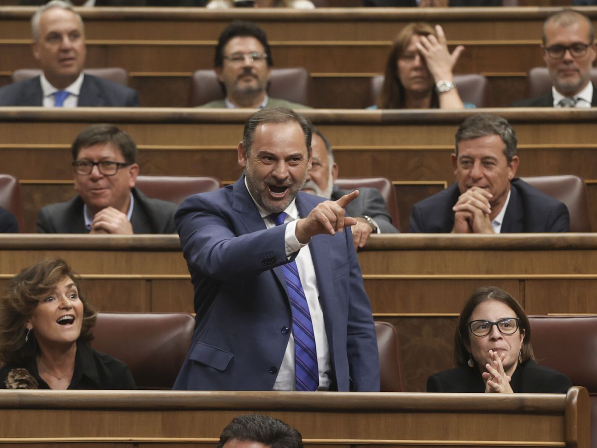 Foto: José Luis Ábalos increpa al PP durante el pleno. (EFE/Kiko Huesca)