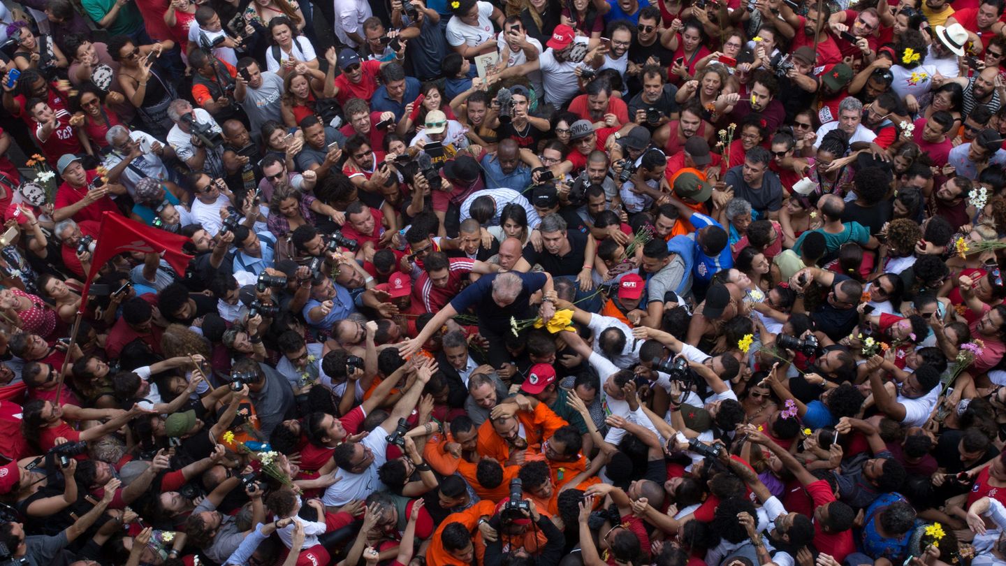 Lula arropado por sus seguidores durante la tarde del sábado, a las puertas del sindicato. (Reuters)