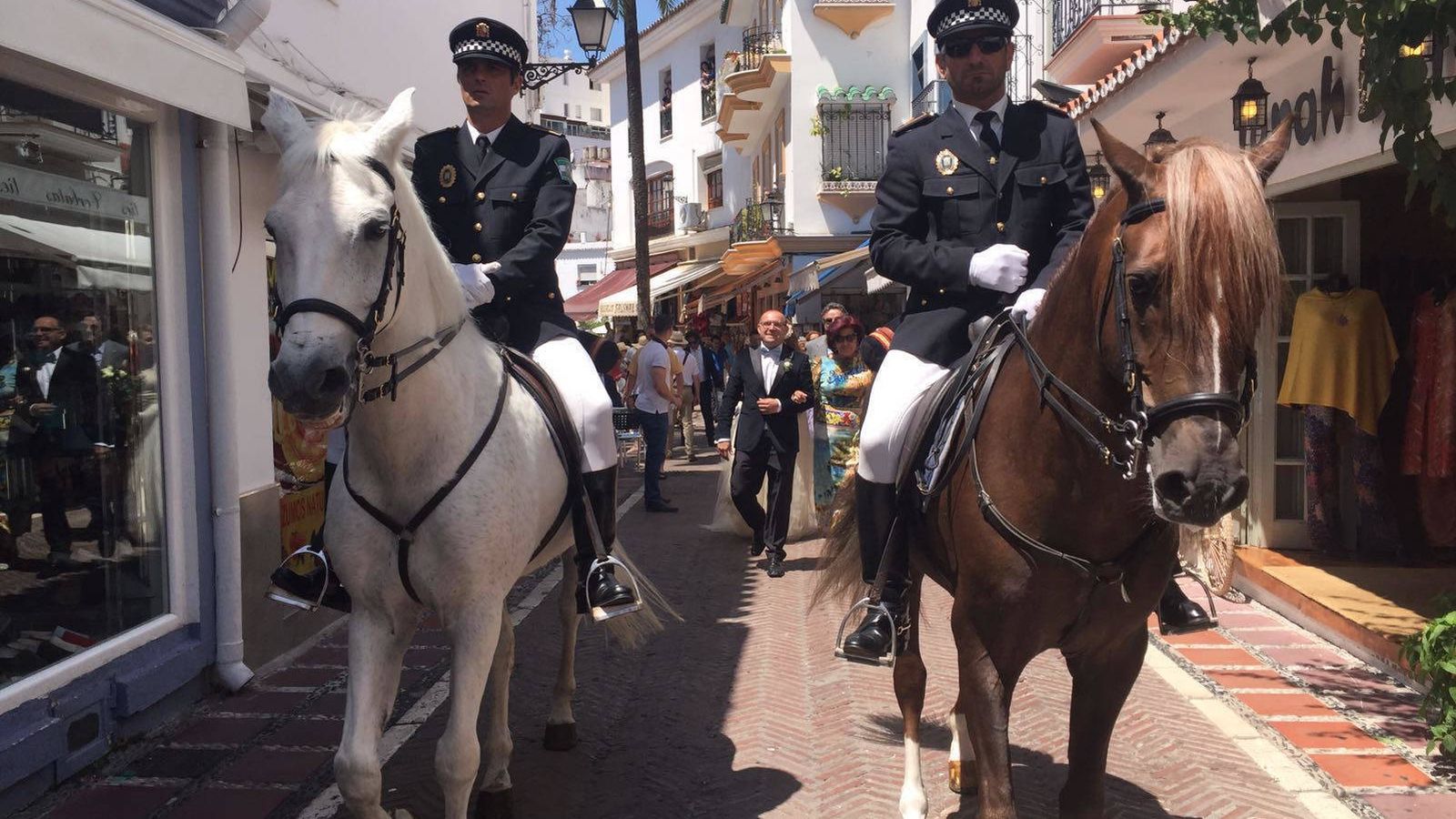 Foto: La escolta de policías locales a caballo en la boda del amigo del alcalde de Marbella.