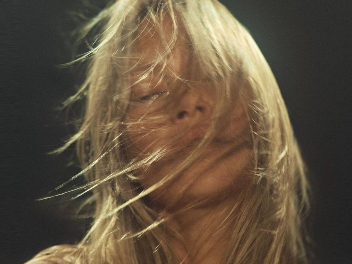Foto: Kate Moss, en la campaña promocional de su marca COSMOSS. (Instagram/@cosmoss)