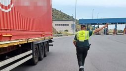 Investigan en Segovia a un camionero y su hija porque el primero circulaba con la tarjeta de la segunda