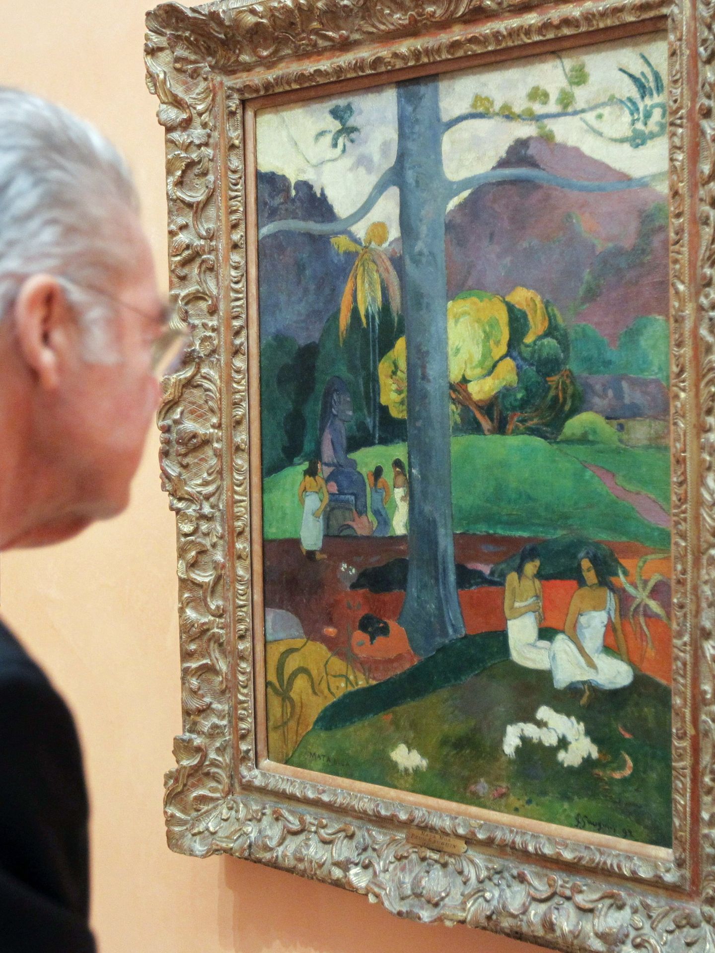 El político austriaco Heinz Fischer observa la obra 'Mata Mua' en 2013. (EFE)