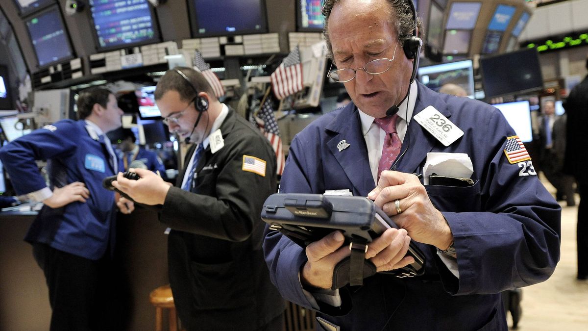 Wall Street gana terreno ante la cautela de la Fed y el Dow retiene los 15.400 puntos