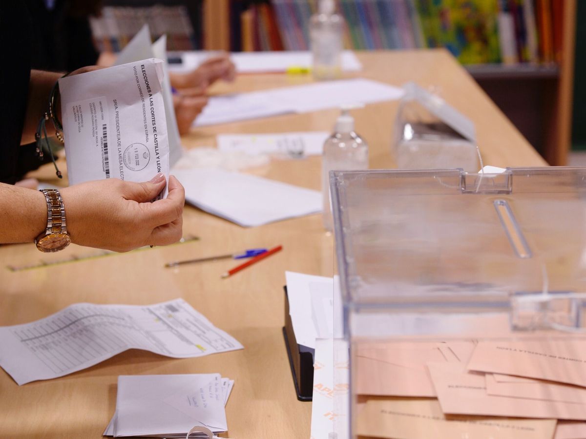 Foto: Recuento de votos durante las elecciones de Castilla y León. (EFE)