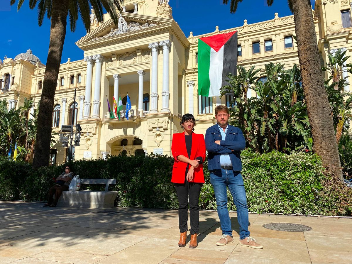 Foto: Los ediles de Con Málaga con la bandera Palestina al fondo. (Con Málaga)