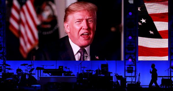 Foto: Mensaje en video del presidente Trump durante un concierto benéfico para ayudar a Puerto Rico, en College Station, Texas, el 21 de octubre de 2017. (Reuters)