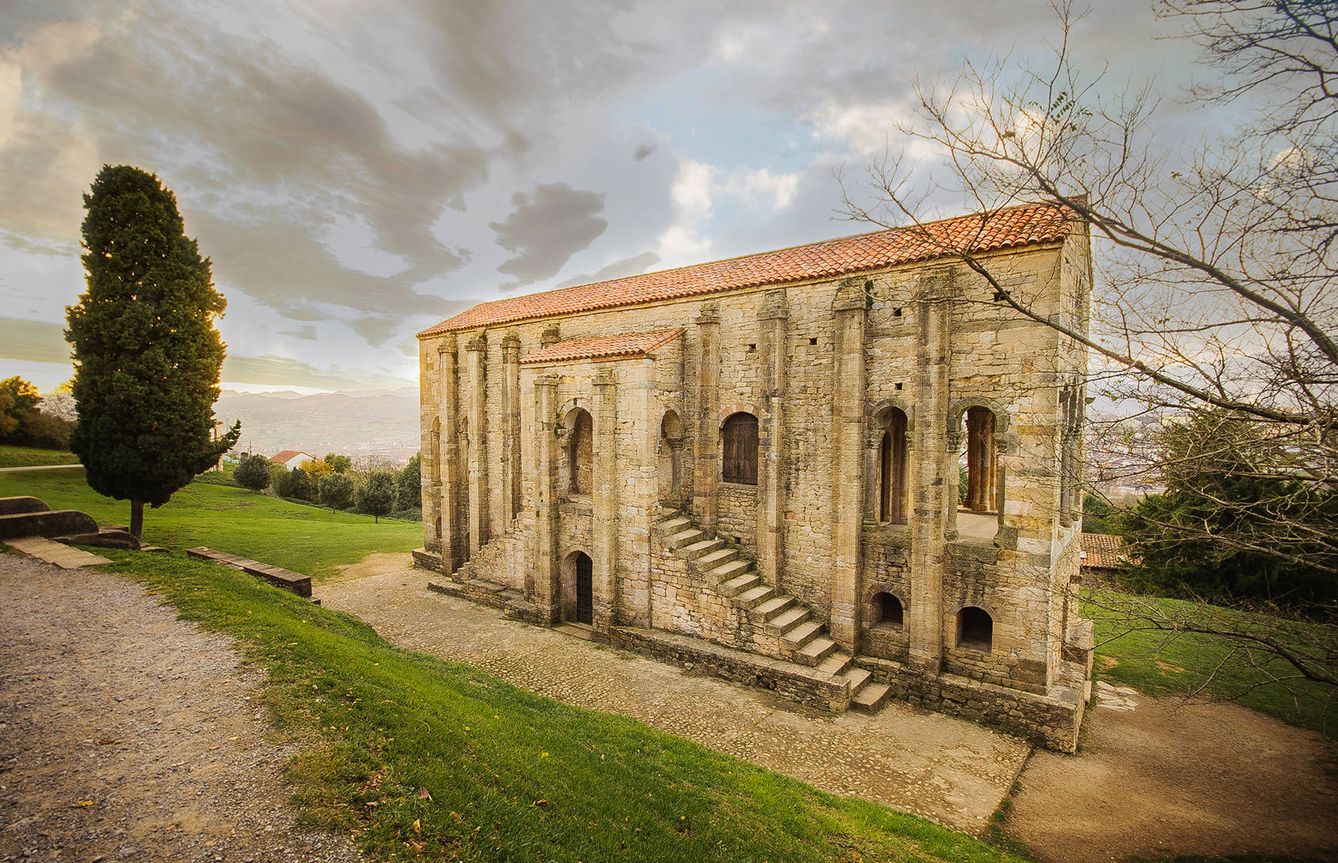 Santa María del Naranco es una de las construcciones más sobresalientes del prerrománico asturiano. (Cortesía de Turismo Asturias – Tatiana Castañón)
