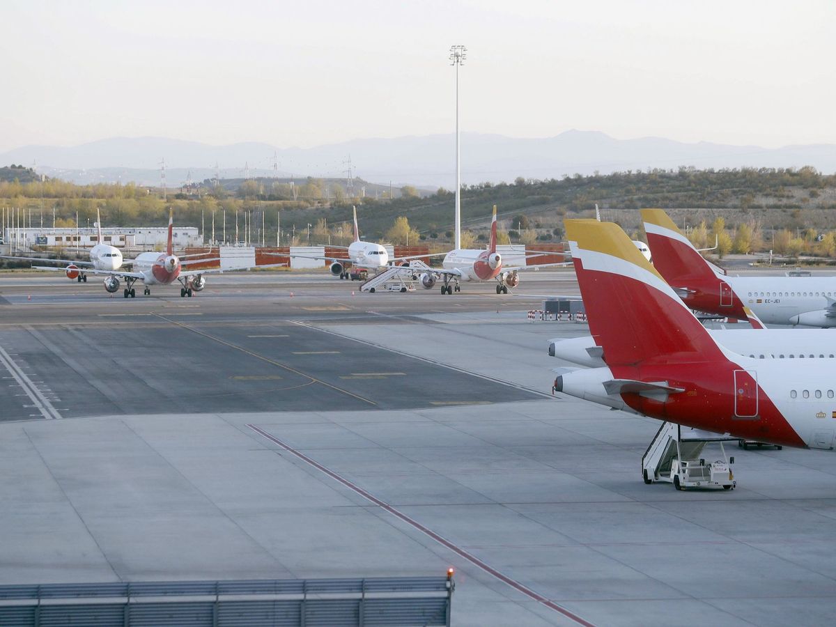 Foto: Aviones aparcados en el aeropuerto de Madrid Barajas-Adolfo Suárez. (EFE)