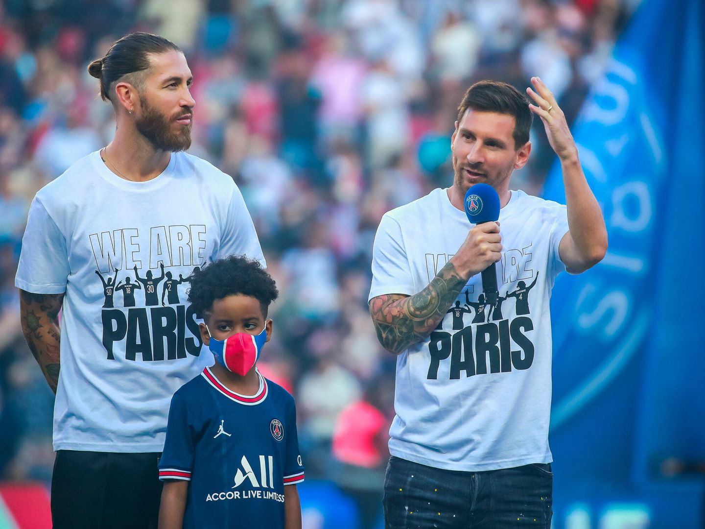 Ramos mira a Messi en el día de su presentación ante los aficionados del PSG. (Efe)