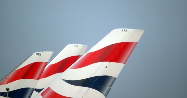 Foto: El logo de British Airways en colas de avión en un aeropuerto de Londres. (Reuters)